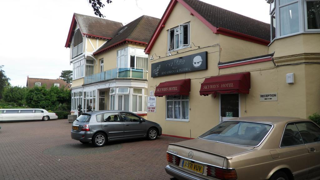 Skyways Hotel Slough Eksteriør billede